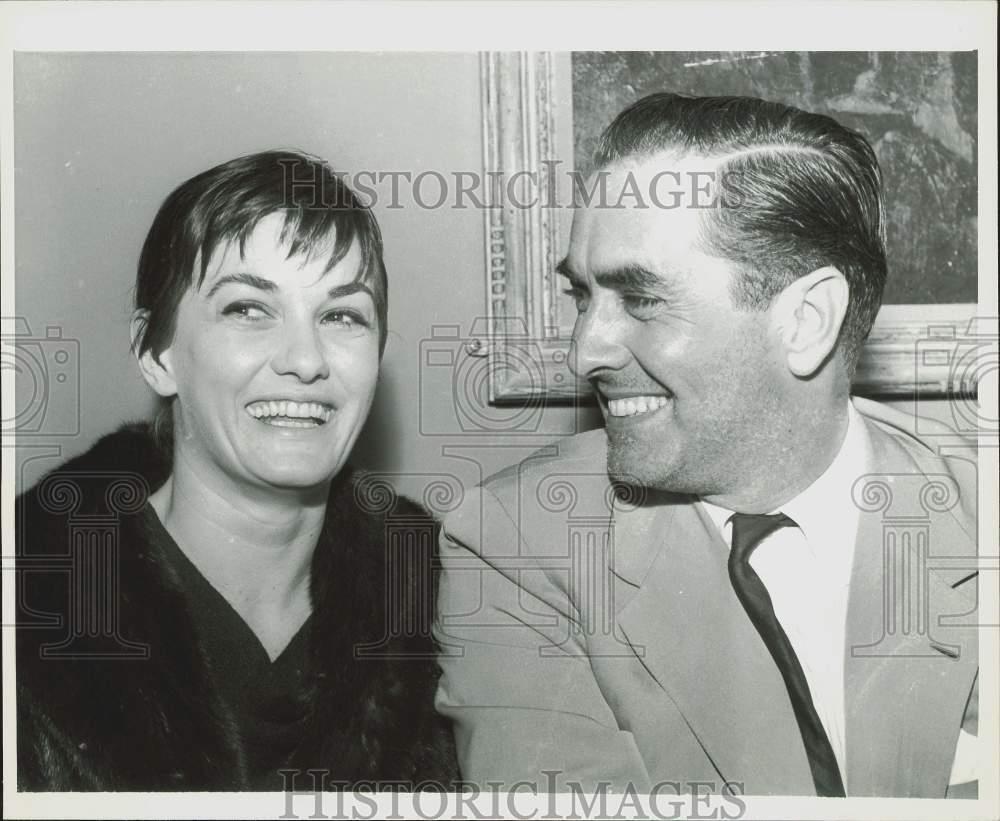 1958 Press Photo Actor Tyrone Power and Wife Deborah with Press, Hollywood, CA