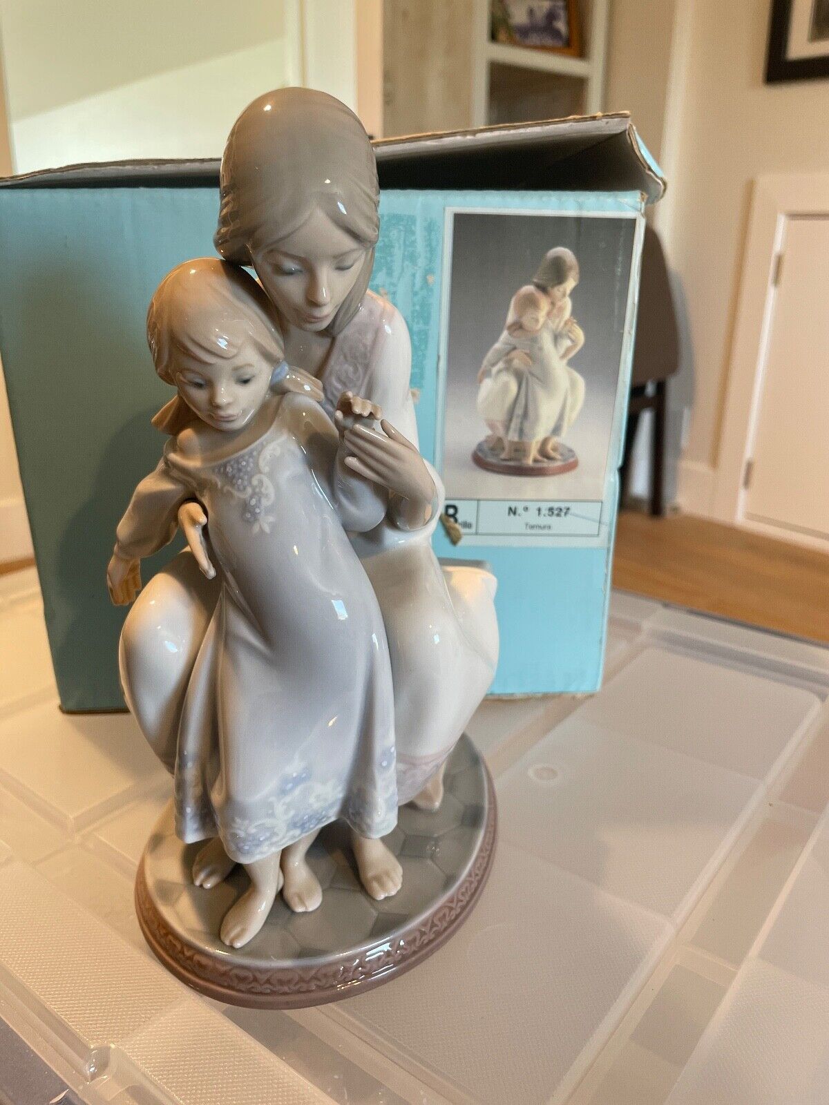 Lladro Tenderness Figurine Statue #1527 Porcelain 8\