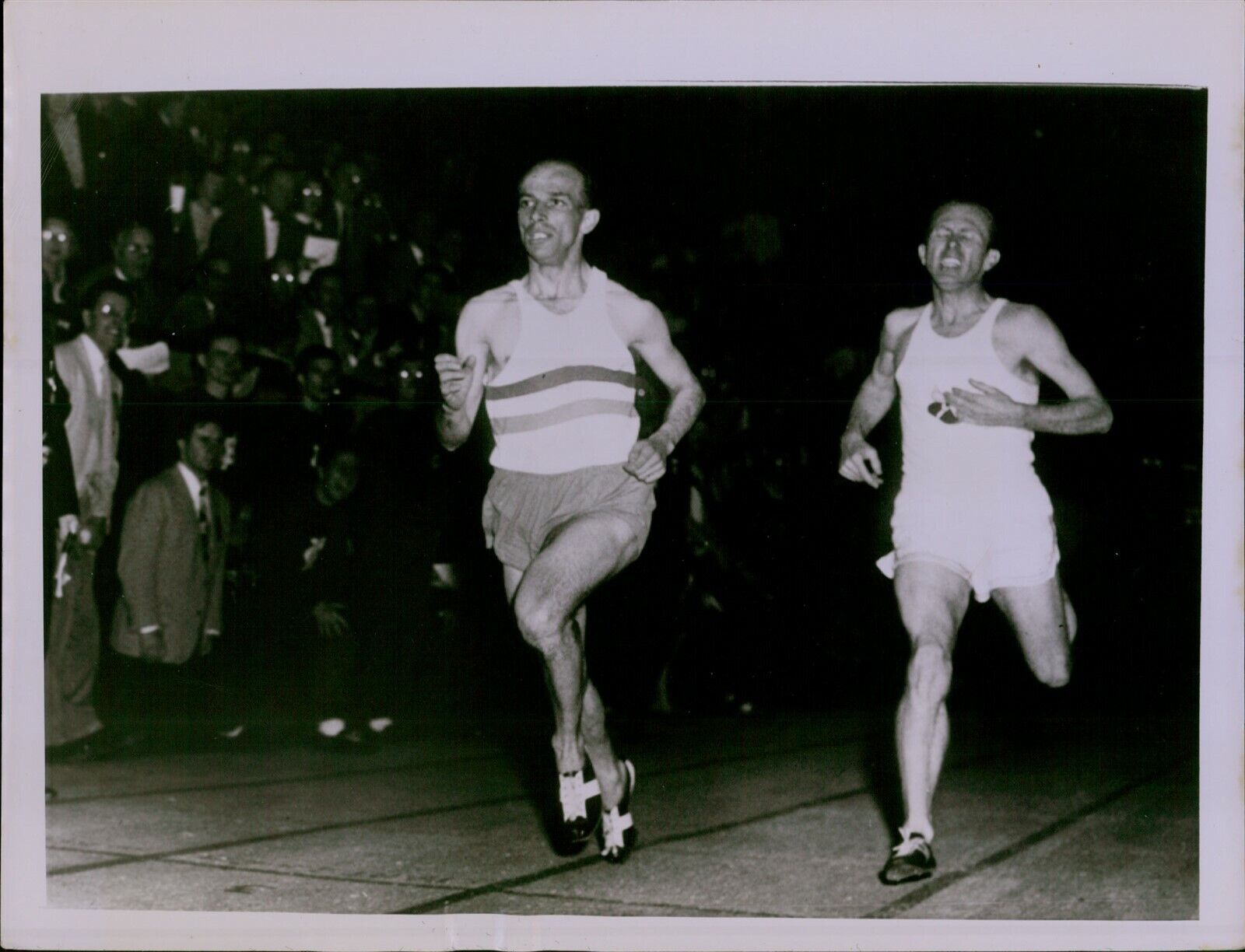 GA74 1954 Original Frank Mahoney Photo JOSY BARTHEL COPS MILE Fred Wilt Runners