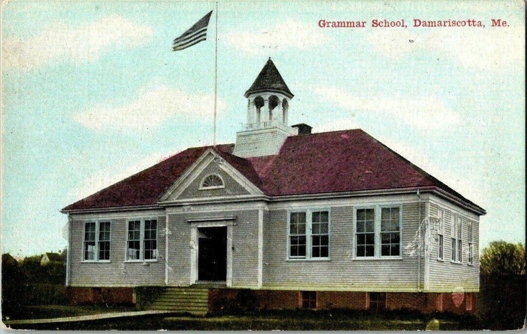 1910. GRAMMAR SCHOOL. DAMARISCOTTA, ME. POSTCARD. TM21