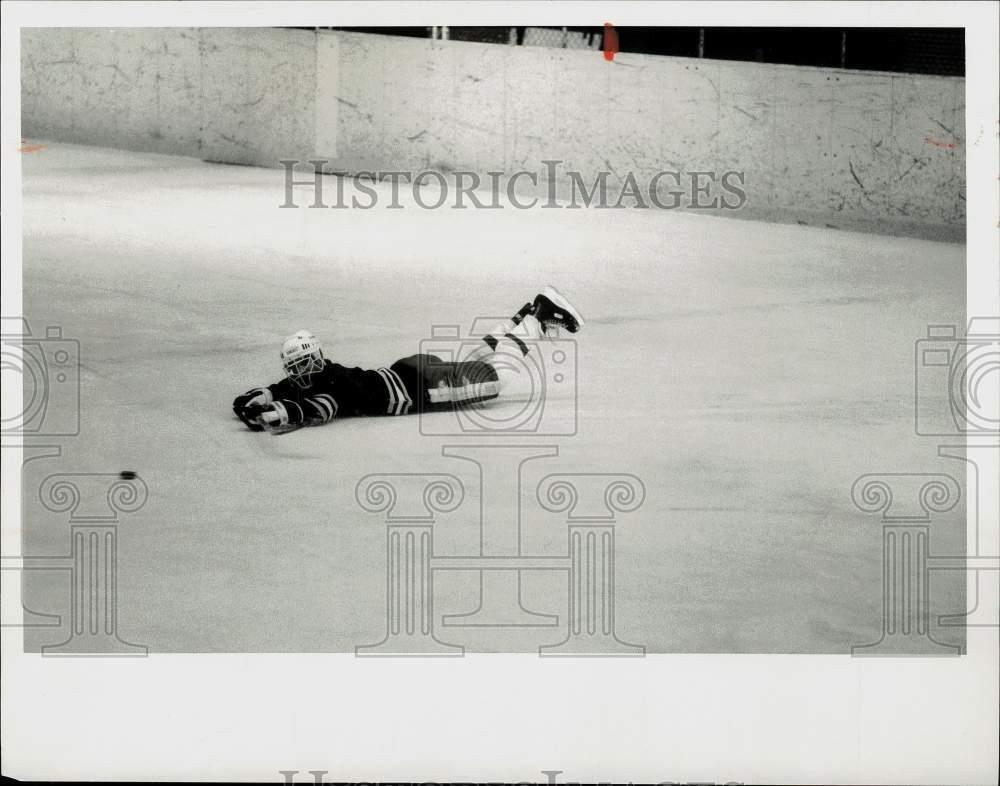 Press Photo Oswego Senior Hockey league player slides across the ice.