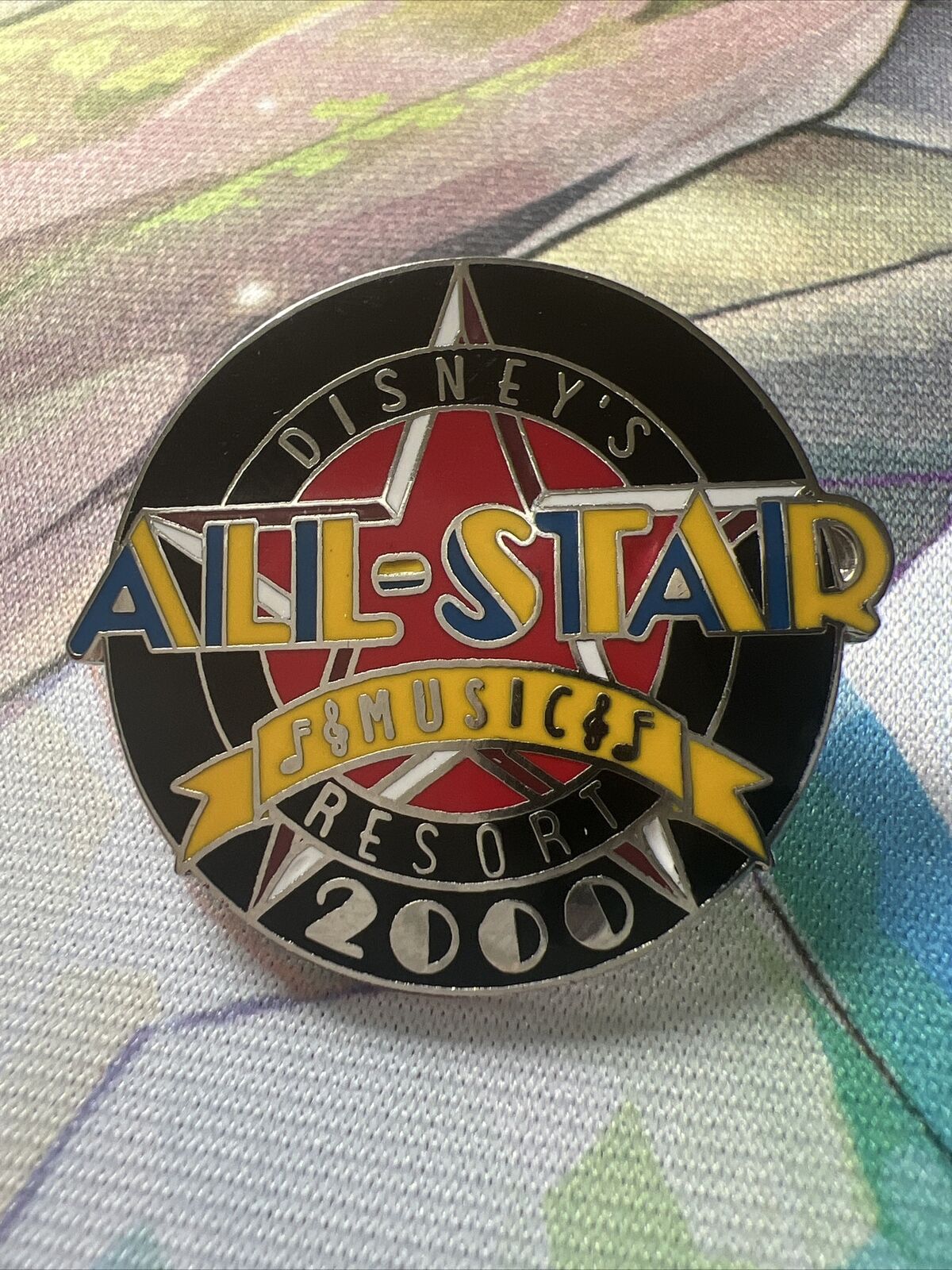 VINTAGE ALL STAR MUSIC RESORT 2000 DISNEY WORLD PIN