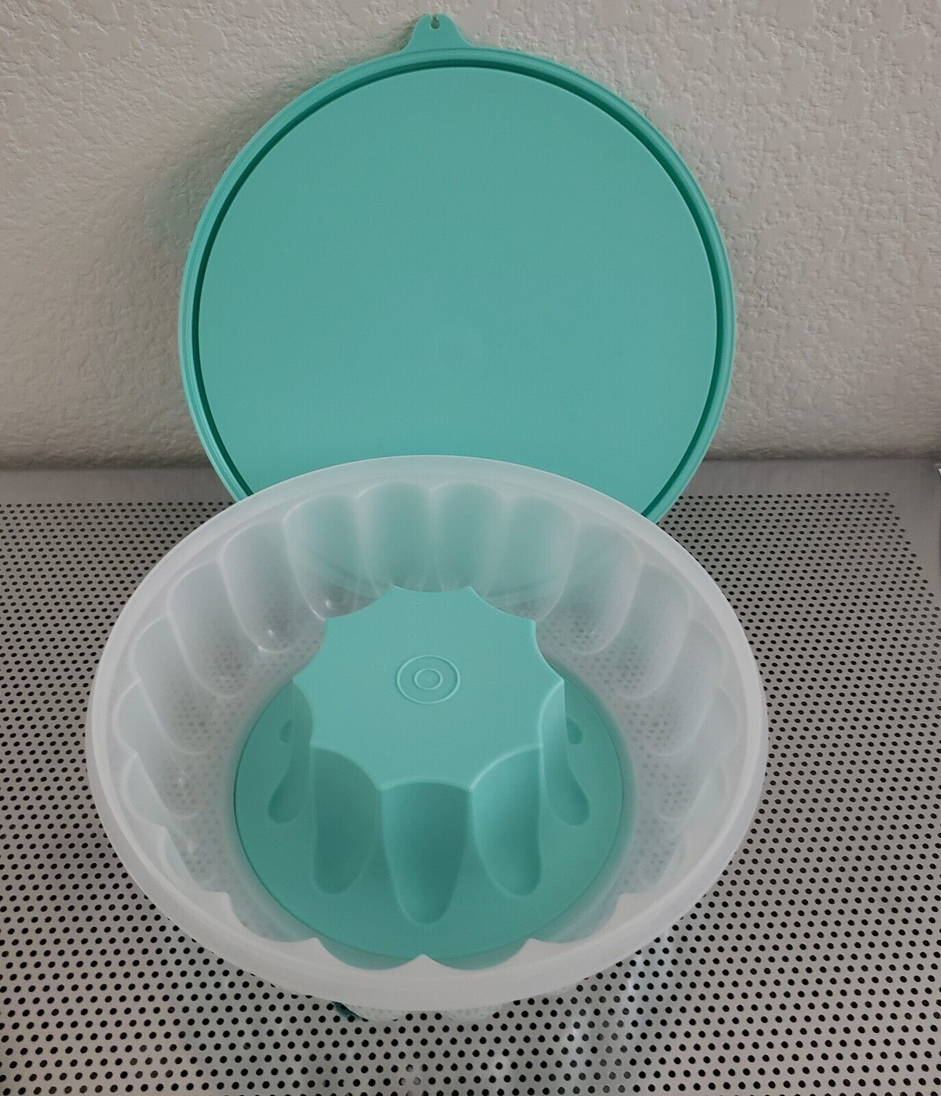 Tupperware Bundt Cake / Jello Mold Container - 3 Piece Mint Green & Clear