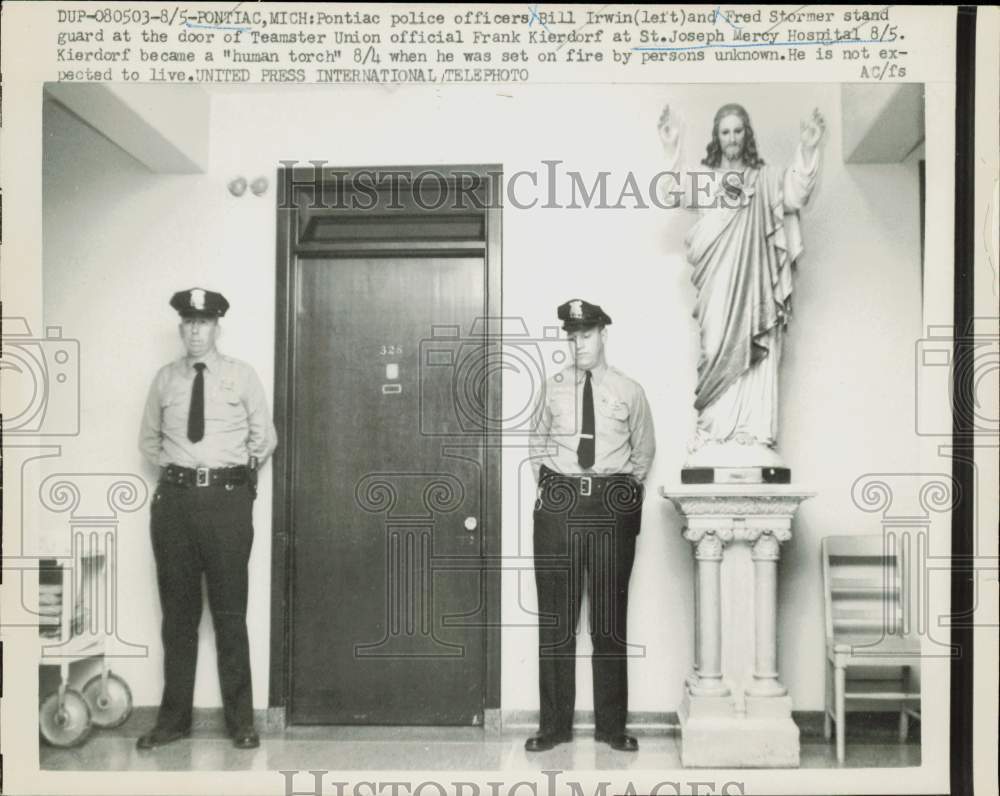 1958 Press Photo Pontiac, Michigan Police Guard Hospital Room of Frank Kierdorf