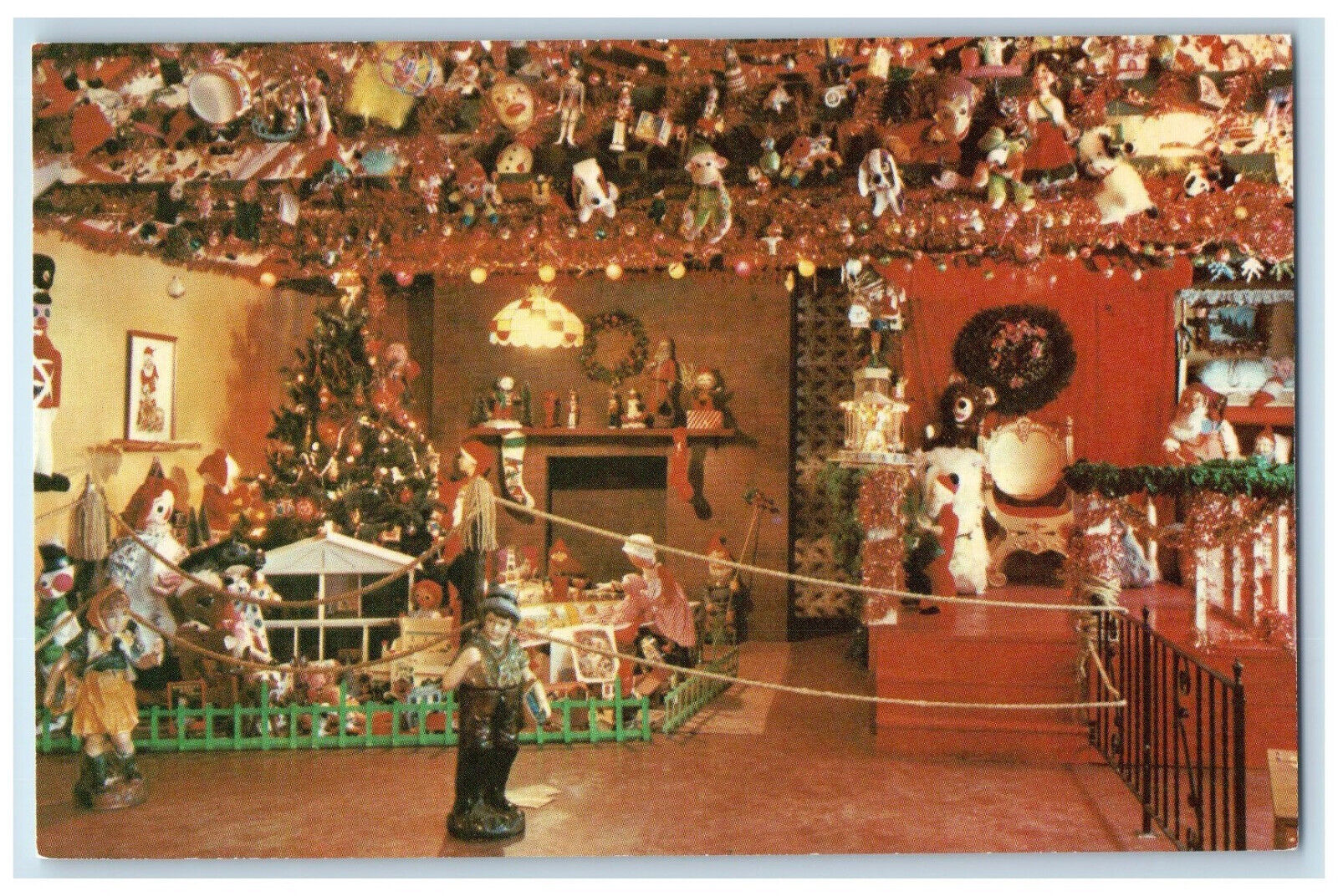 c1950\'s Christmas Tree, Santa, Kelly\'s Country Store Grand Island NY Postcard