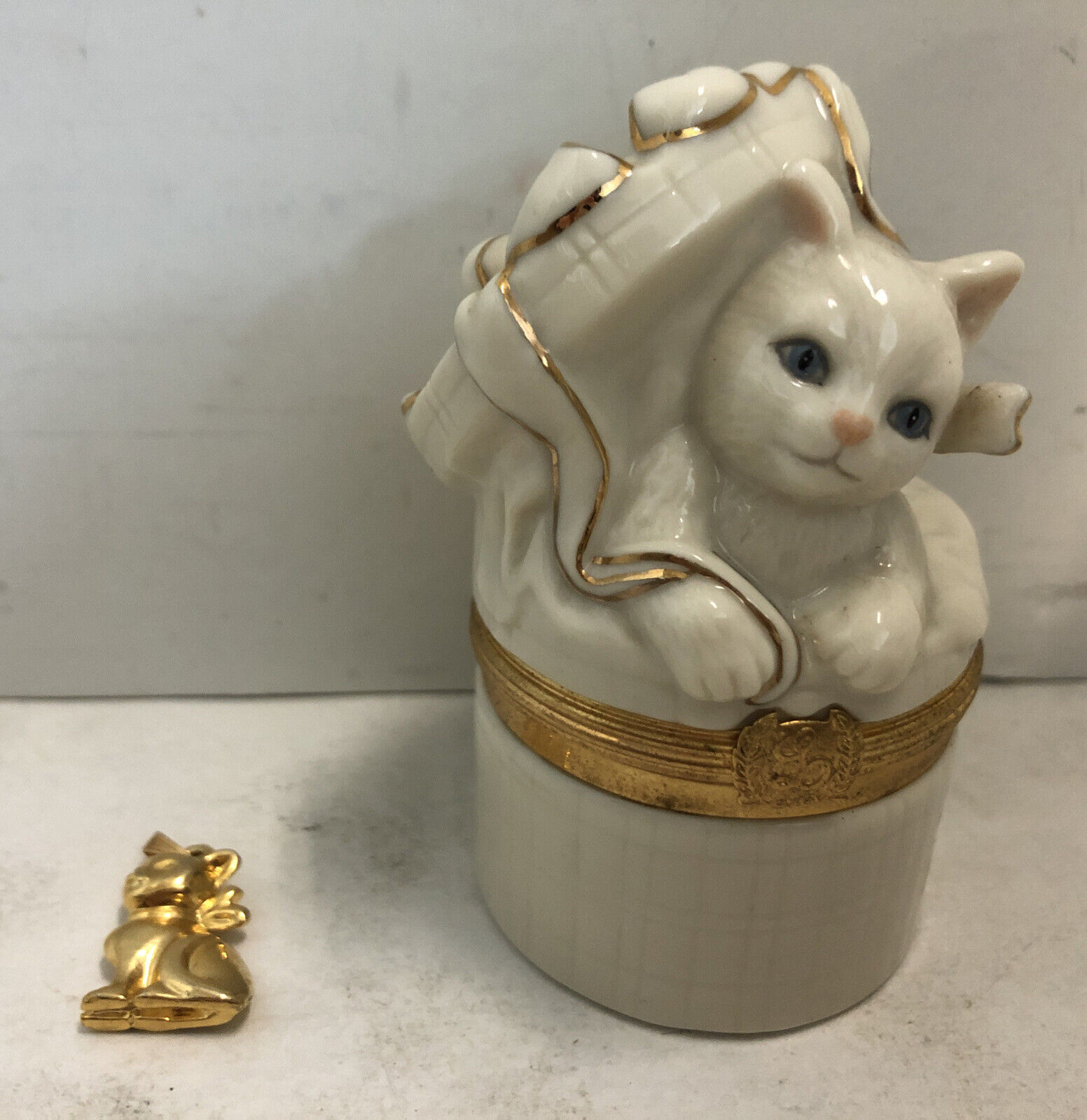 Lenox Treasures - The Cat\'s Surprise Box - With Charm