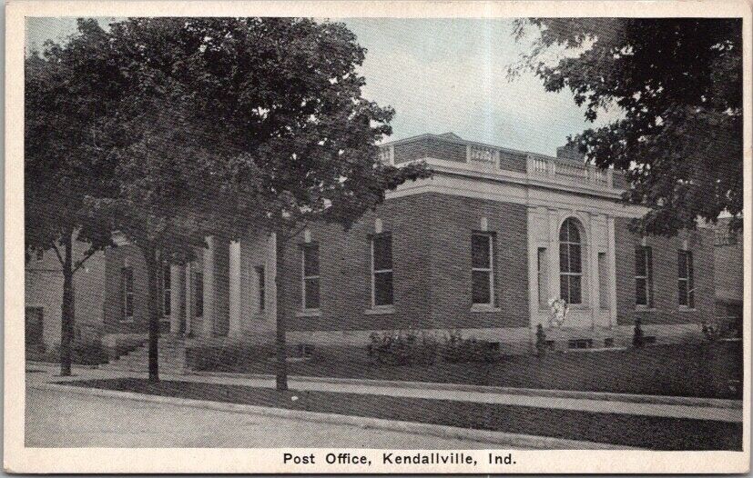 Kendallville, Indiana Postcard POST OFFICE Building / Street View c1930s Unused