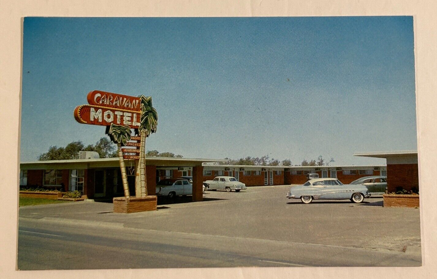Postcard - Caravan Motel Amarillo Texas Route 66 1950\'s Unposted Old Cars AAA