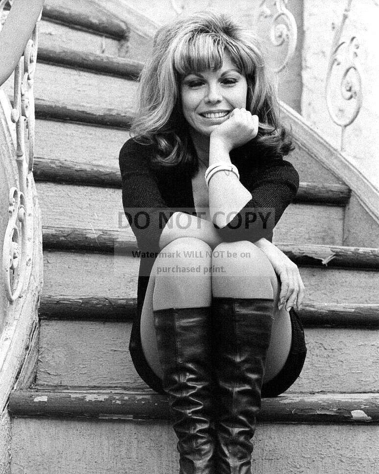 NANCY SINATRA SINGER AND ACTRESS - 8X10 PUBLICITY PHOTO (FB-365)