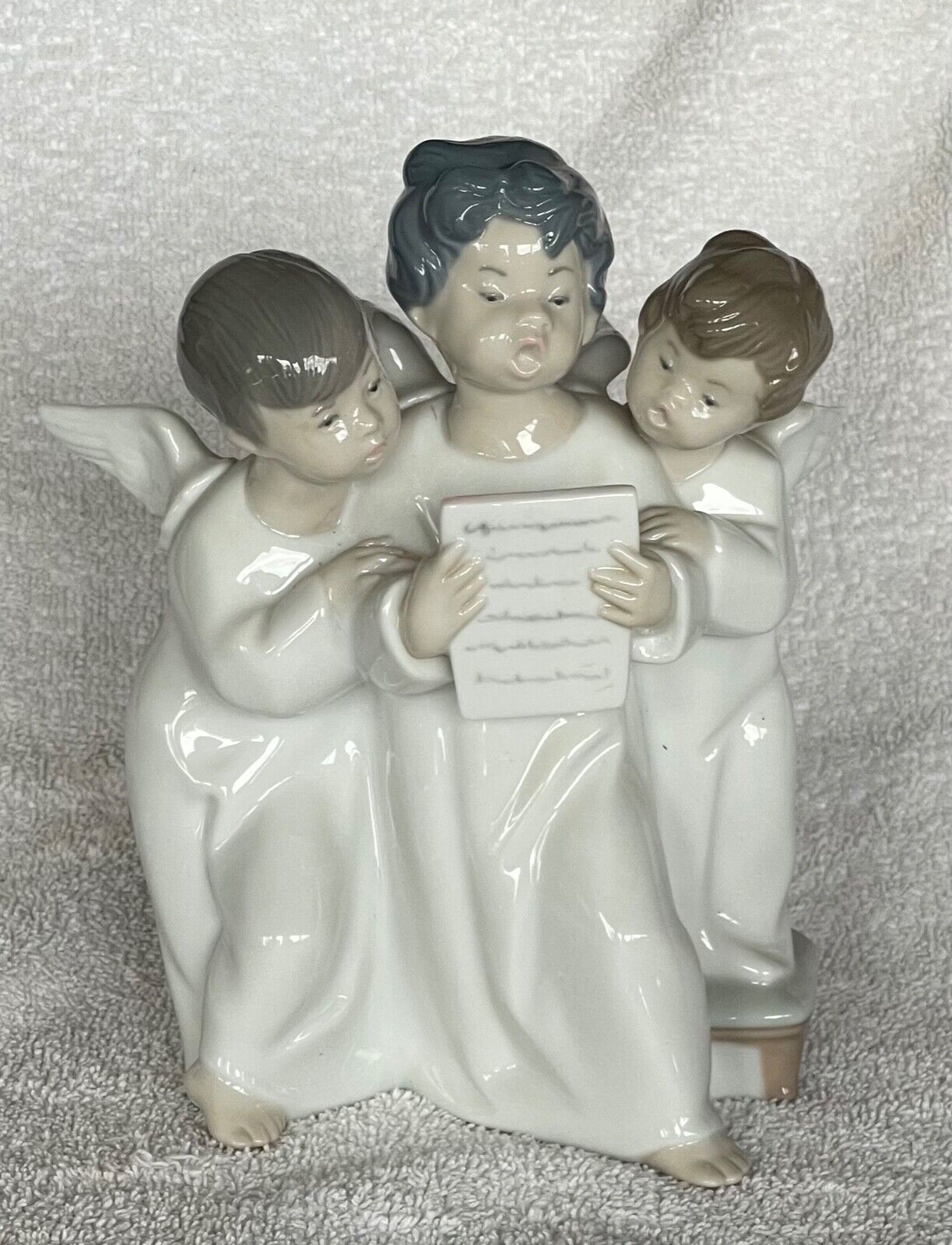 Three children singing Llardro figurine