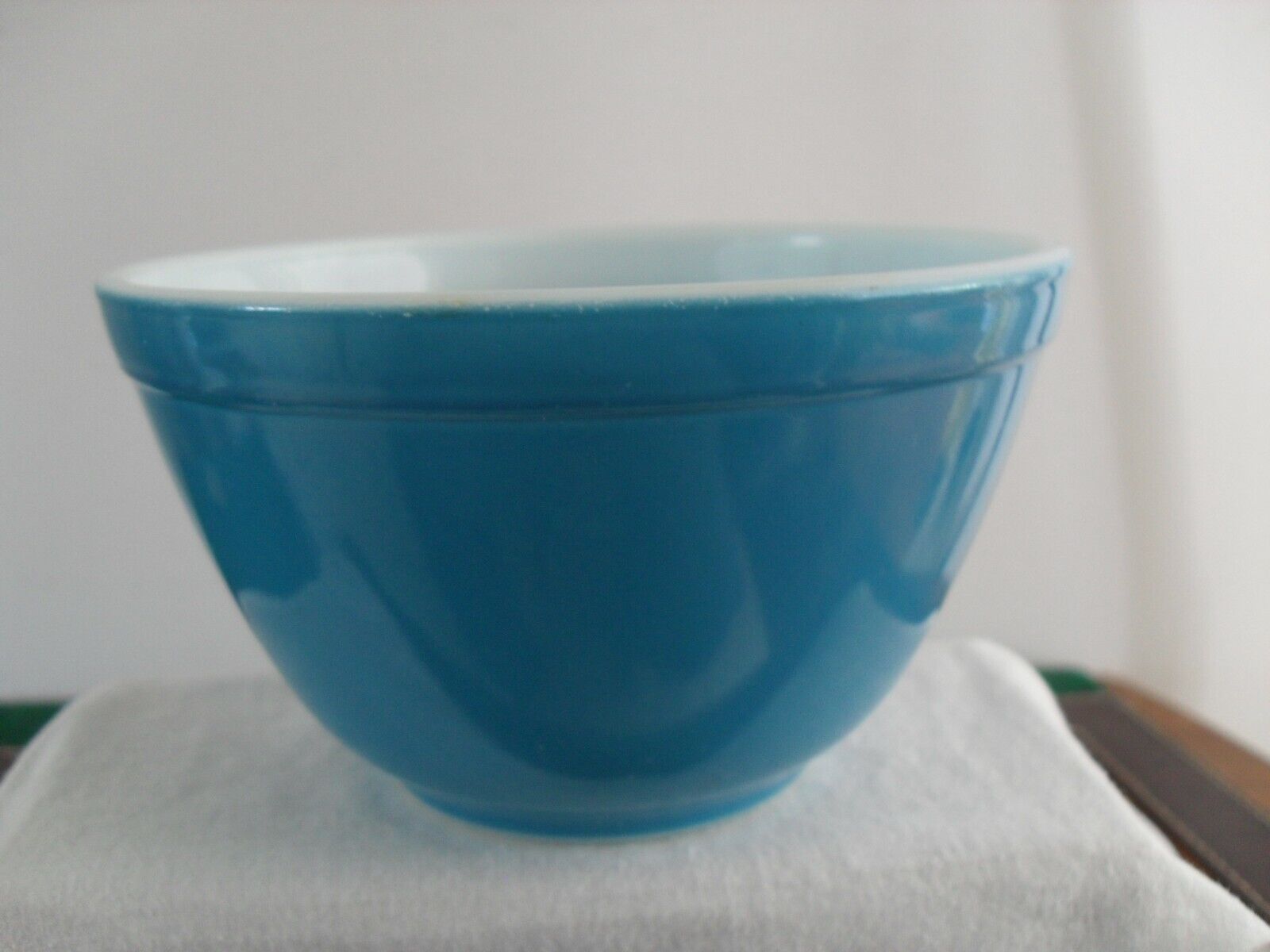  VTG. PYREX ,  #401 PRIMARY BLUE NESTING  BOW 1 1/2 Pint Made in USA   