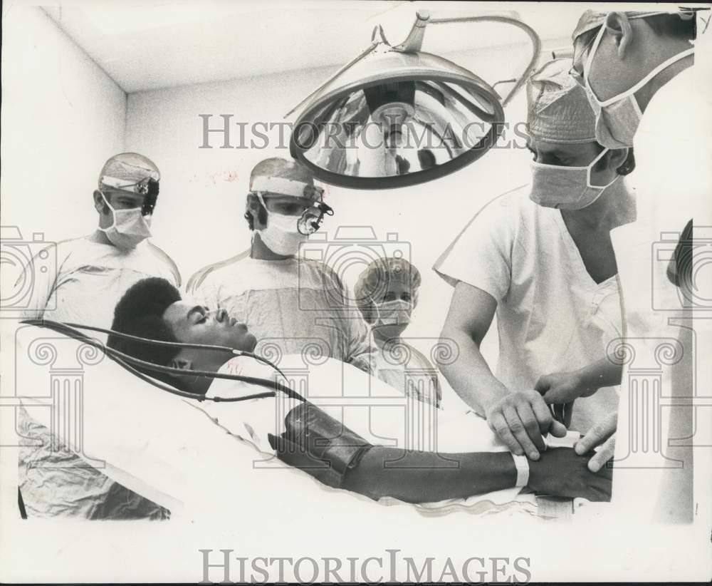 1970 Press Photo Acupuncturists attempt to anesthetize Alvarez Neely