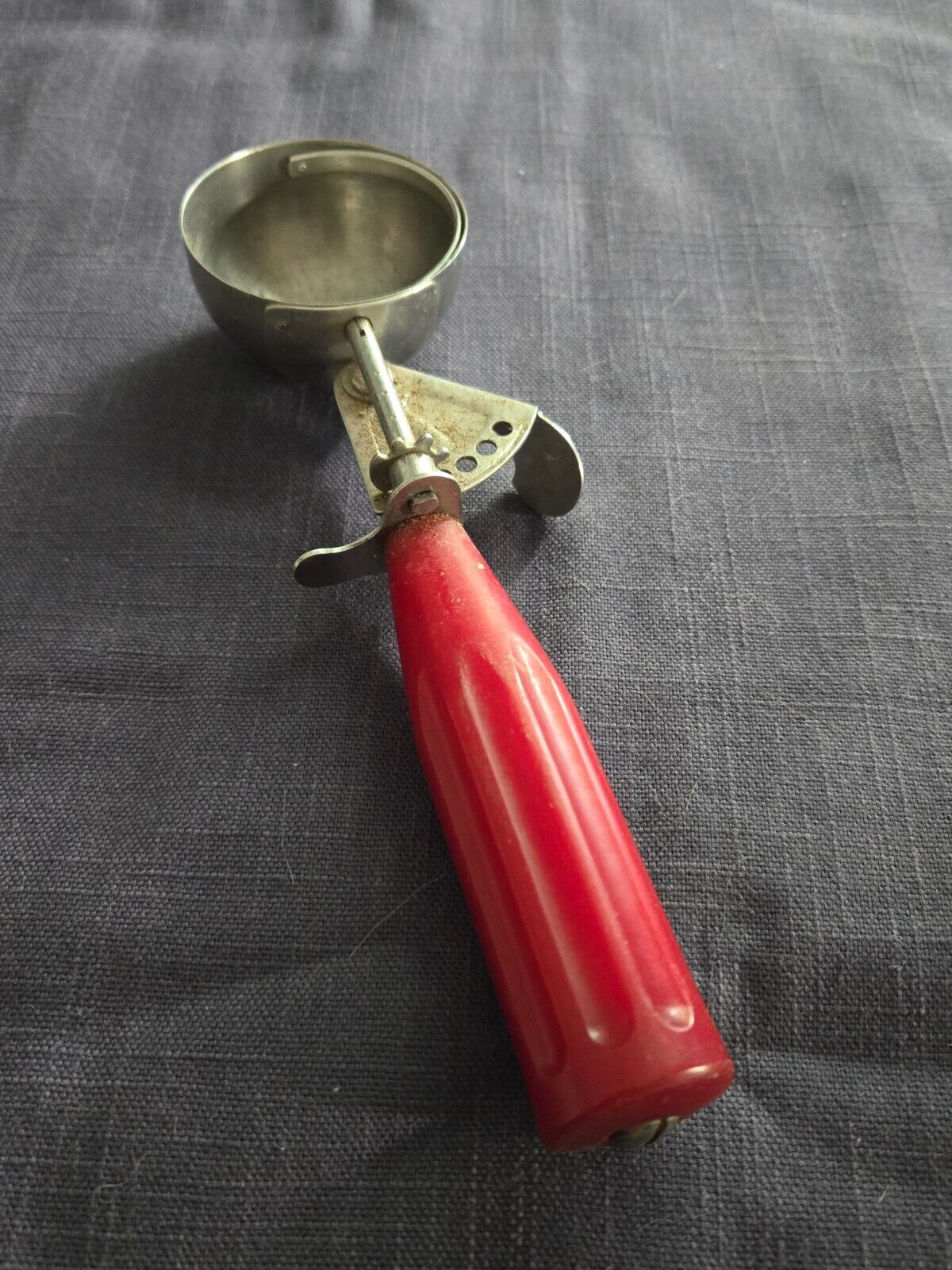 vintage ice cream scoop Croford bakelite red handle