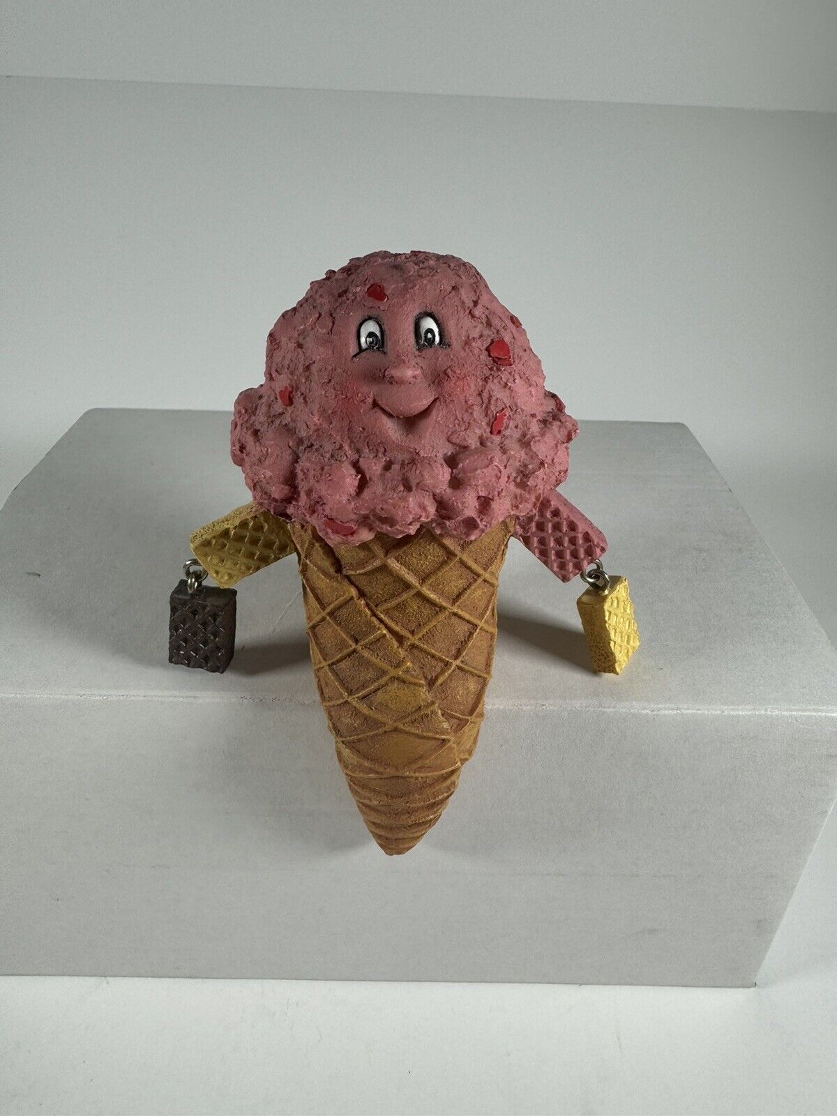 WMG 2006 Anthropomorphic Shelf Sitter with Strawberry Ice Cream Head & Wafers