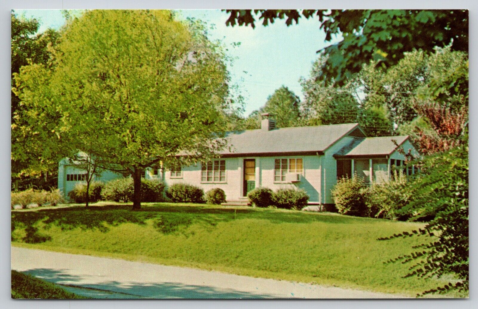 Postcard KY Gilbertsville Deluxe Cottage Kentucky Dam Village State Resort A14
