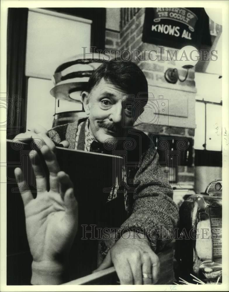 1992 Press Photo John Astin stars in the television series \