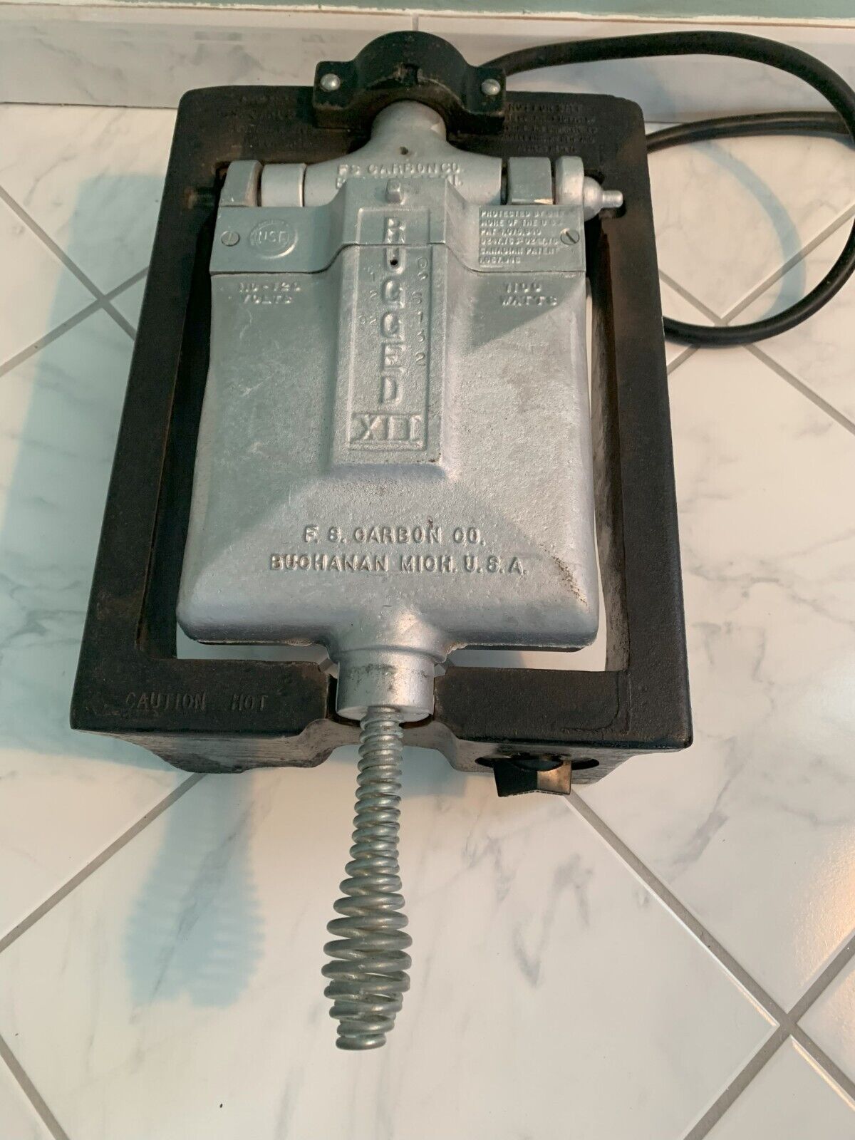 Vintage F. S. Carbon Co. Rugged XII Waffle Maker