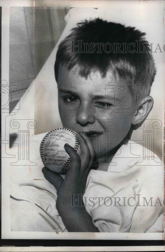 1957 Press Photo Benny Hooper examining the baseball given to him from the New