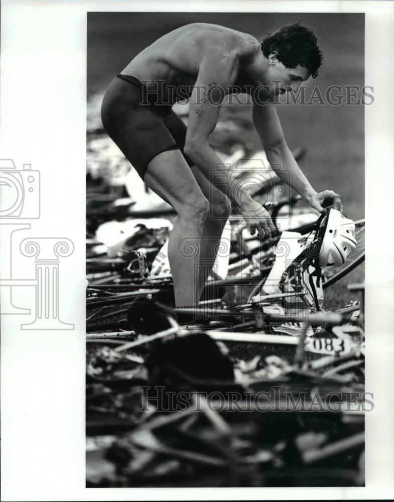 1986 Press Photo After the swim, an entrant tries to find his gear in a sea of b