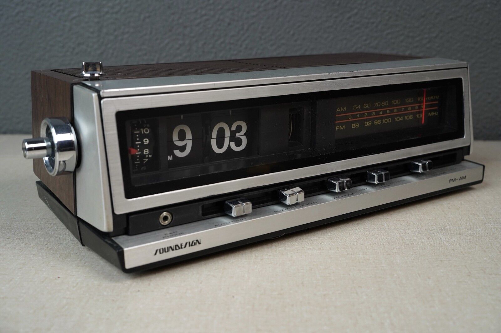 Mid Century Soundesign AM/FM Flip Alarm Clock Radio - 3566C
