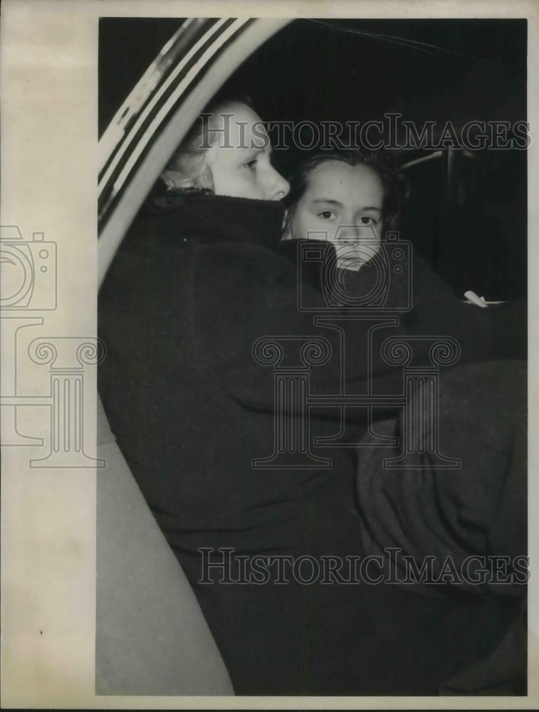 1949 Press Photo Mrs Margaret Renz & Daughter Who Fell in Well