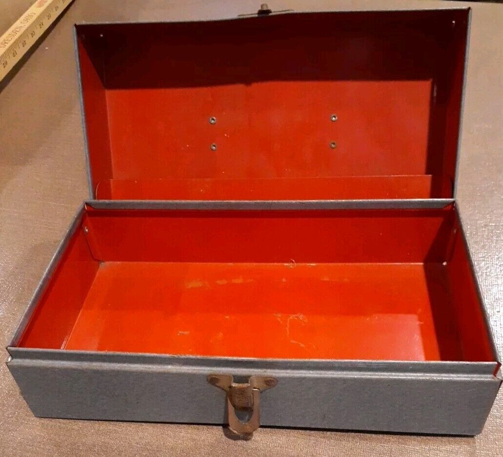 vintage Metal CRAFTSMAN TOOL BOX small storage Tackle 10\