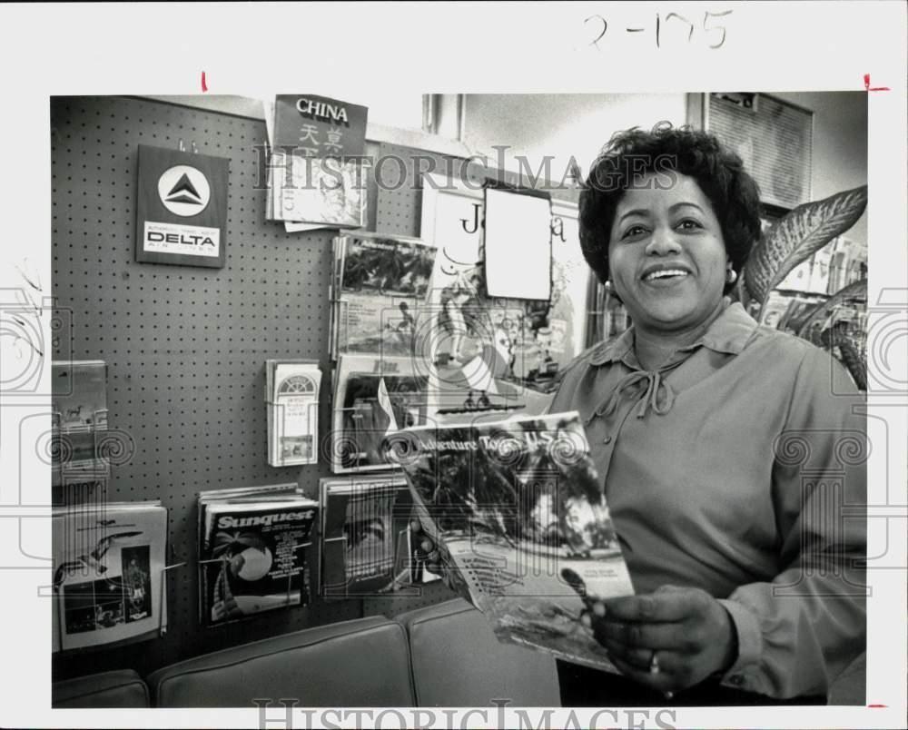1980 Press Photo Myrtle Fonteno reads magazine at Houston Travel Agency office