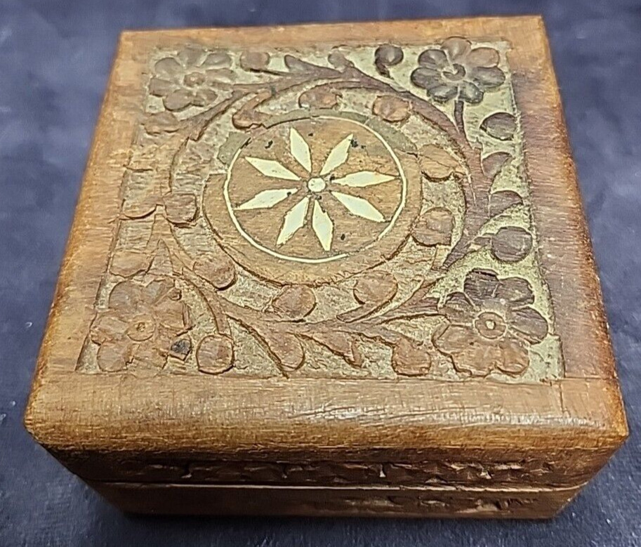 Vintage Hinged Hand-carved WOODEN Trinket Box with Inlay 4\