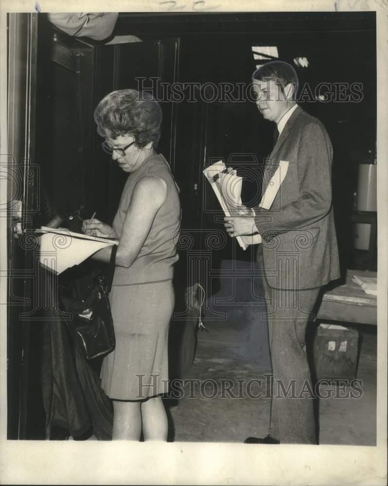 1969 Press Photo Mrs. Carolyn Gay Labouisse & Harwood Kopbel check vote results