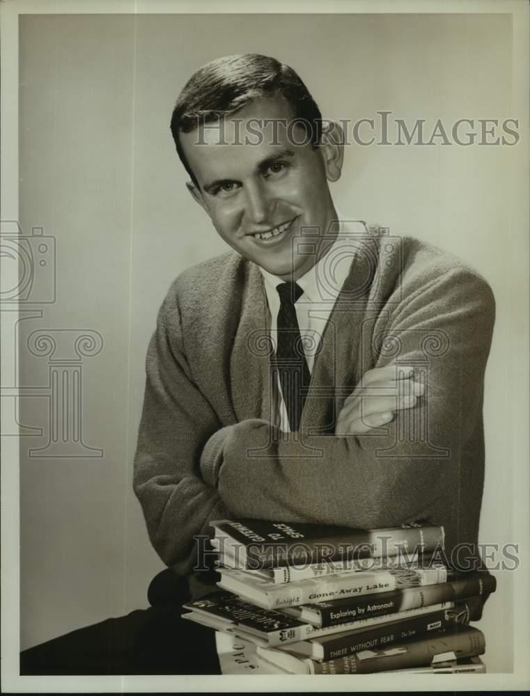 1962 Press Photo Ned Hoopes on The Reading Room, on CBS Television. - nop36771