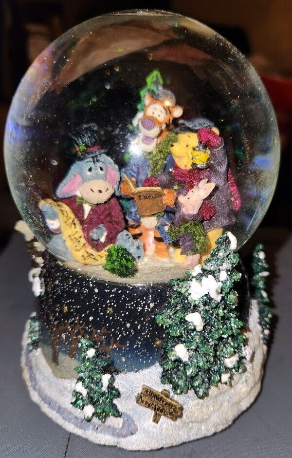 Vtg Boyds Collection Pooh Bear\'s Holiday Caroling Snowglobe Plays Deck The Halls