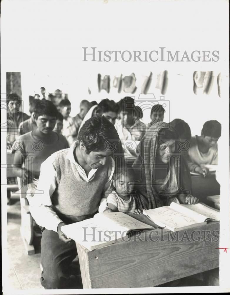 1969 Press Photo Students at Spanish Language Class in Naxthey, Mexico