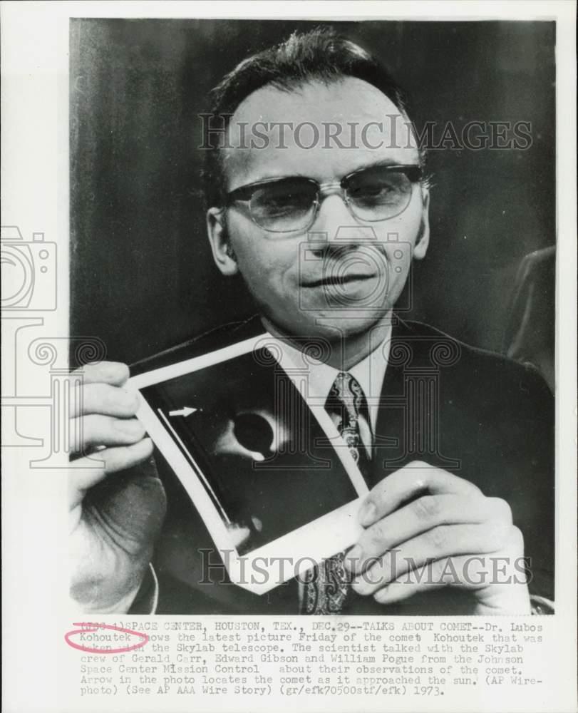 1973 Press Photo Scientist Lubos Kohoutek shows picture of comet in Houston