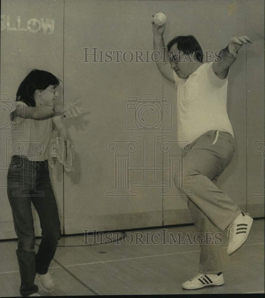 1985 Press Photo Coach Kerry Bennett Teaches Student Tracy Mancari to Pitch, NY