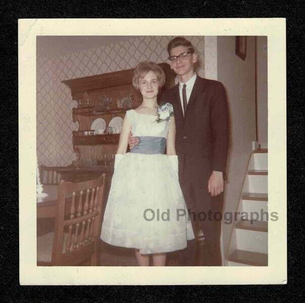 PROM? FANCY YOUNG COUPLE LADY FORMAL DRESS SUIT OLD/VINTAGE PHOTO SNAPSHOT- H131
