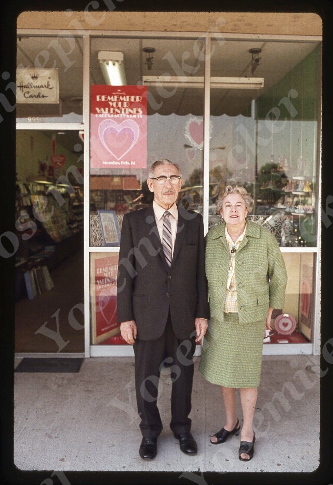 sl80 Original slide 1977 Couple in front of “ Hallmark store “ 457a