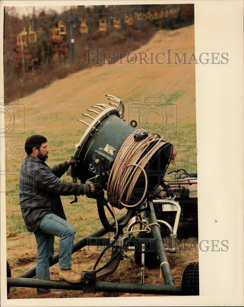 1992 Press Photo Mt. Southington manager Dan Zipp sets up a snow cannon on slope