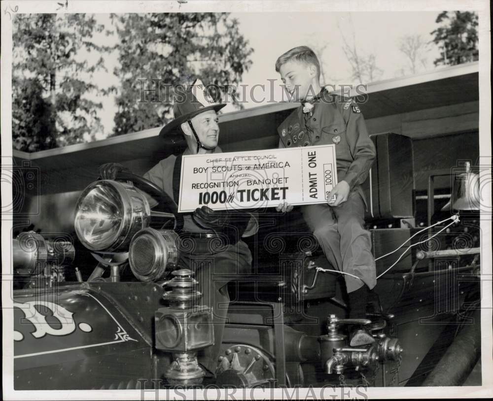 1963 Press Photo Herbert Schoenfeld & Boy Scout Greg Larson, Seattle