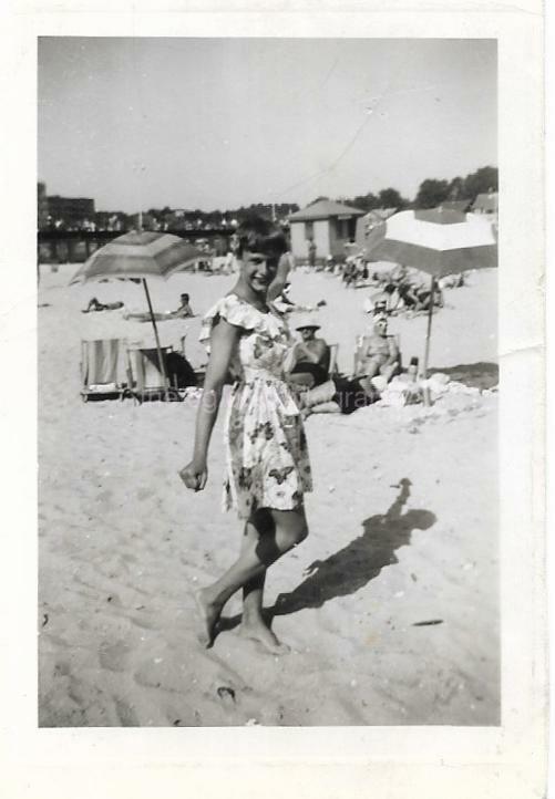 Vintage Snapshot SMALL FOUND PHOTOGRAPH bw A DAY AT THE BEACH Original 19 25 D
