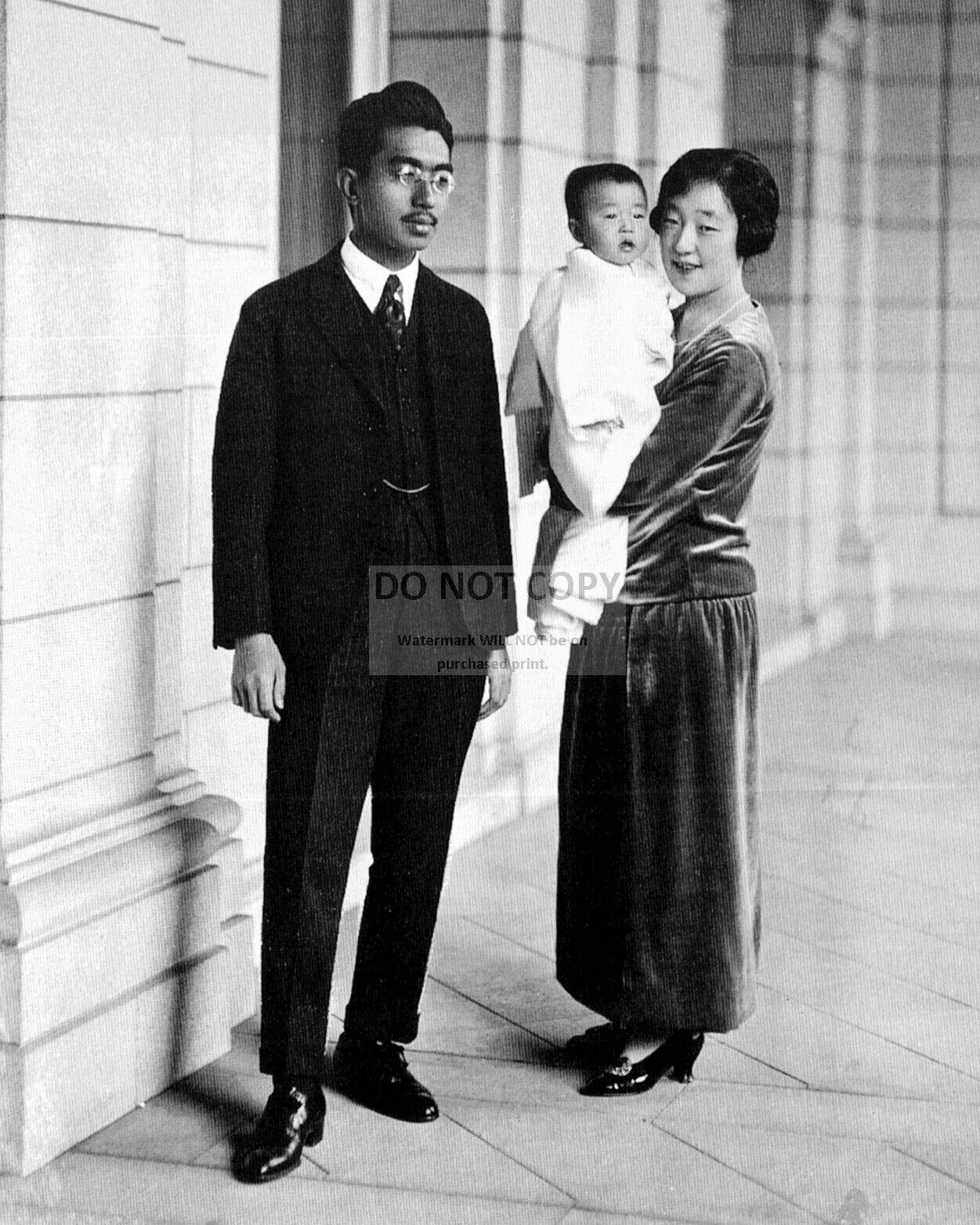 JAPANESE CROWN PRINCE HIROHITO, PRINCESS NAGAKO & DAUGHTER - 8X10 PHOTO (ZY-968)