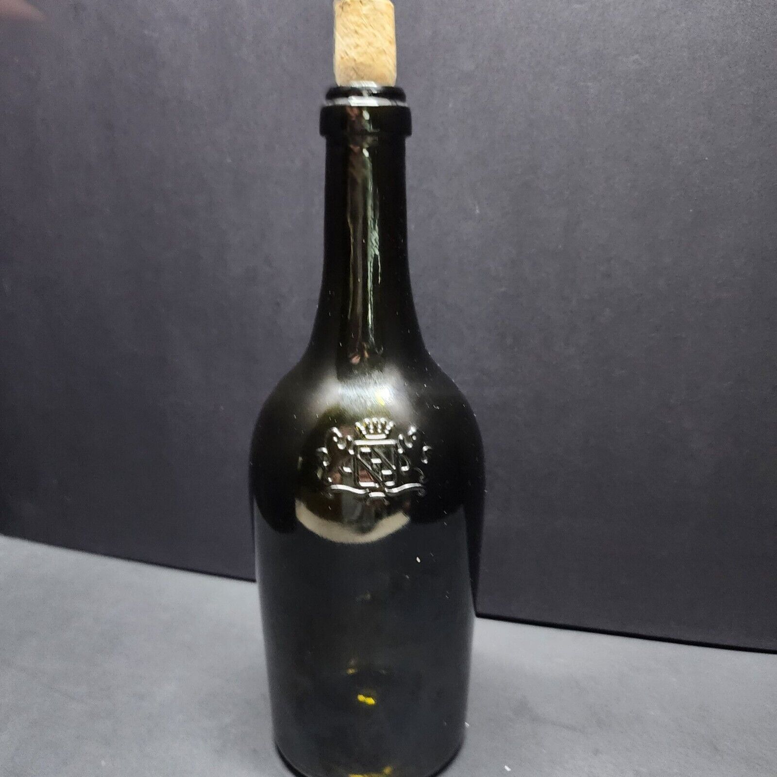 Antique 18th Century Sealed Glass Wine Bottle Dark Green w/ Stopper 10\'\' Tall