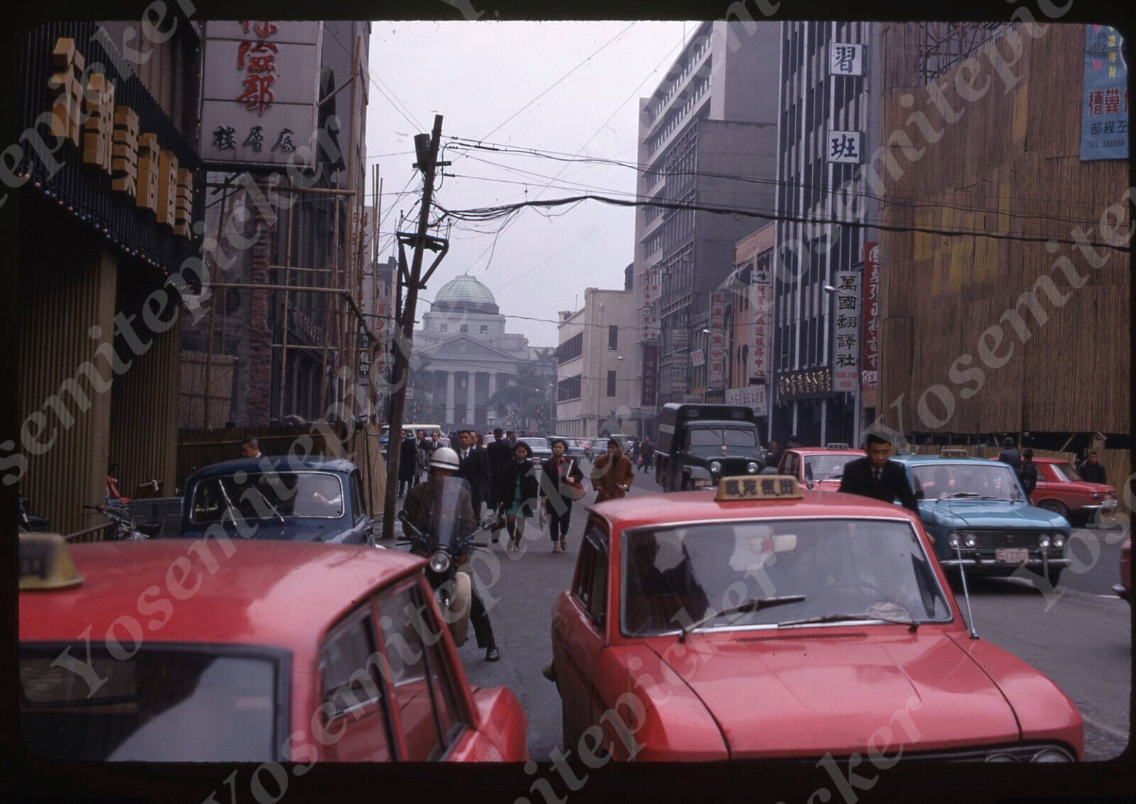 sl82 Original slide 1969 Japan ? downtown traffic taxi 007a