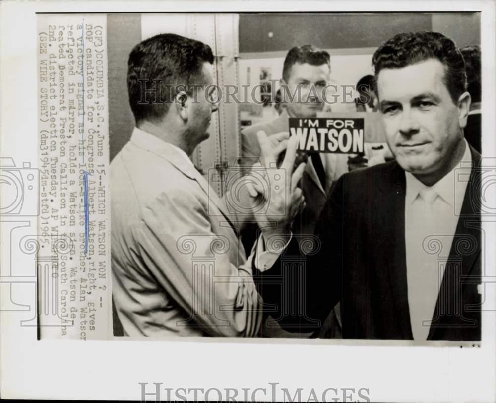 1965 Press Photo Albert Watson gives victory sign as brother Alan seen in mirror
