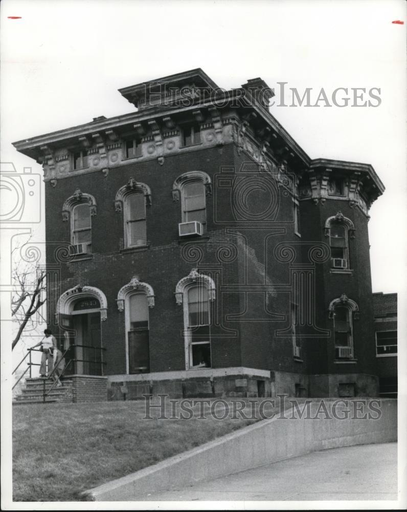 1977 Press Photo Sanford House since 1864 at Franklin Blvd. with Attic Windows