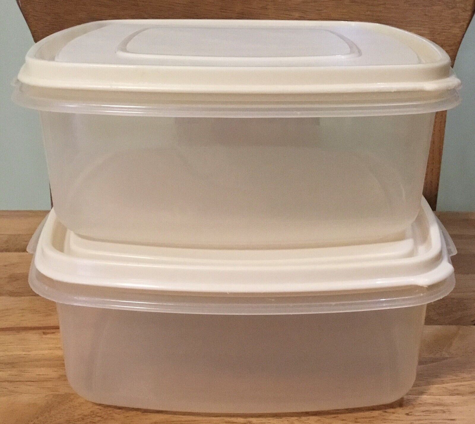 (2) Rubbermaid Servin’ Savers~ 10 CUP ~ 8” Sq. Storage Containers~ w/Almond Lids