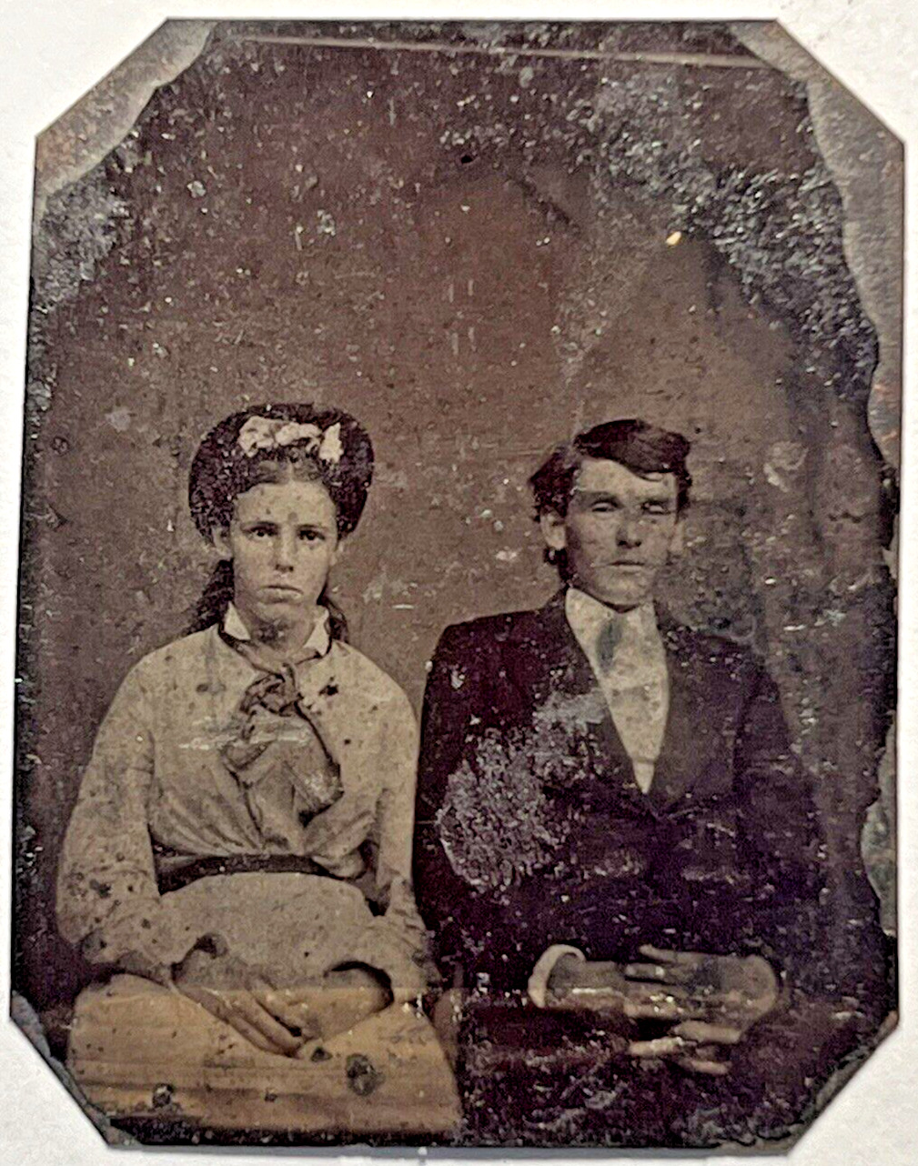 1800\'s SMALL TINTYPE SERIOUS YOUNG COUPLE PORTRAIT 9E