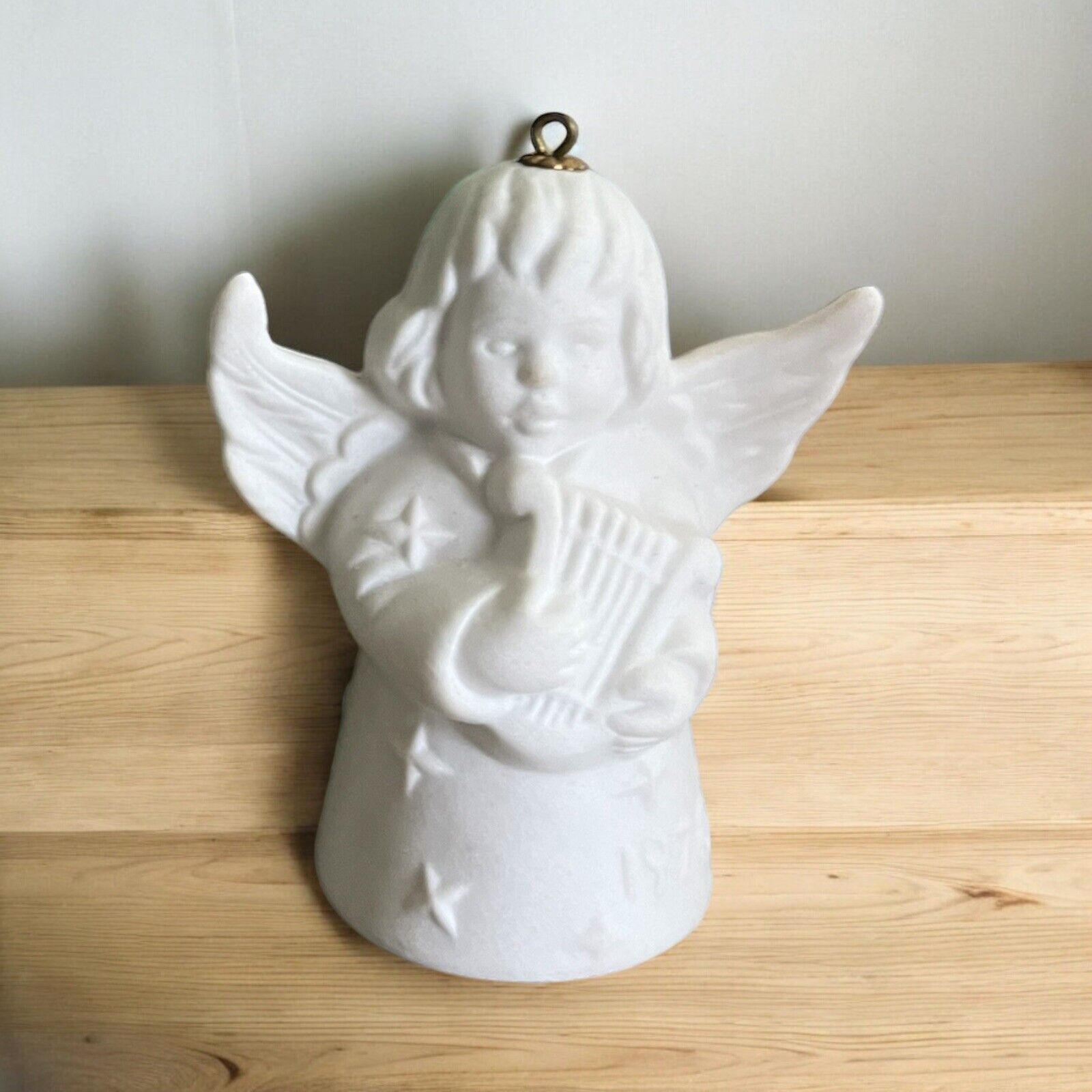 1998 Goebel White ANGEL BELL ORNAMENT: Excellent Condition. Box Is Green (rough)