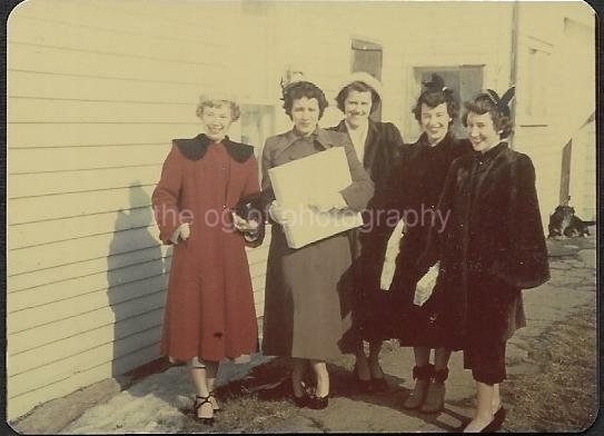 Vintage Snapshot SMALL FOUND PHOTO Color 1940\'S 50\'S WOMEN Original JD 110 8 A