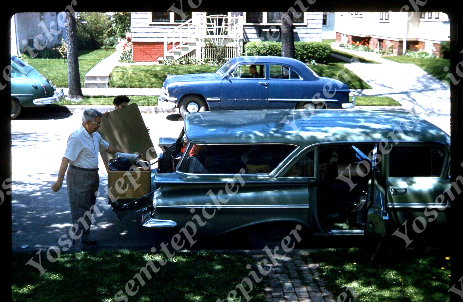 sl82 Original slide 1960 residential street cars station wagon 500a