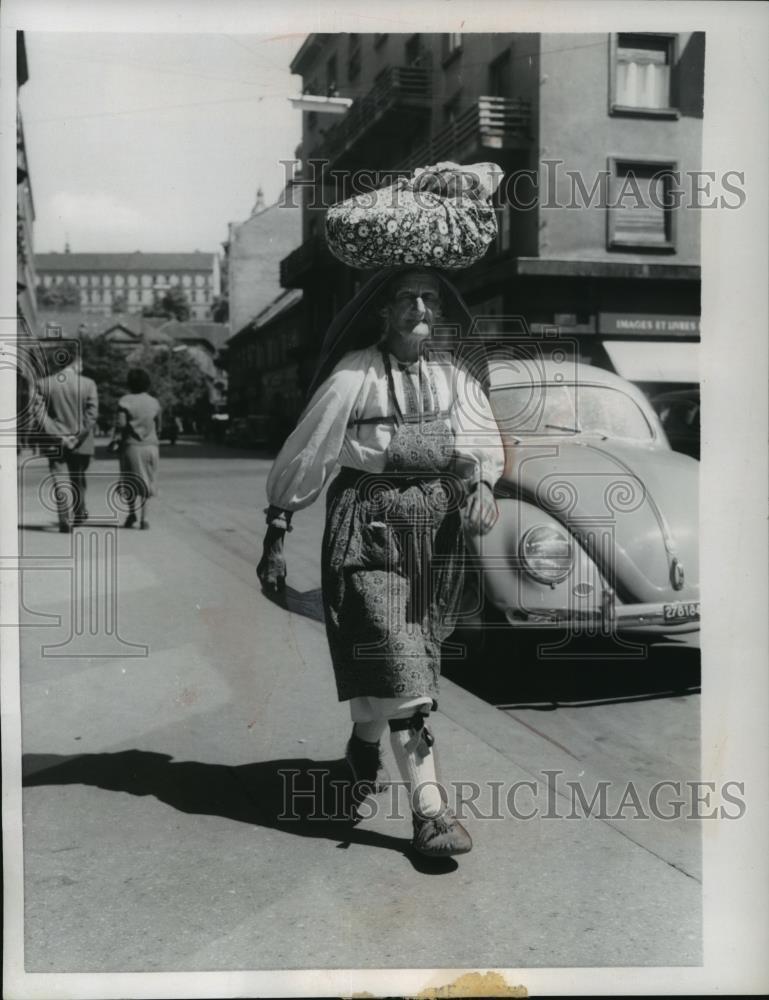 1957 Press Photo Peasant Woman of Yugoslavia Balances Bundle on Head - mja43951